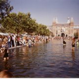 2003. Bij aankomst op het Museumplein duikt een deel van de 25.000 demonstranten in de vijver. 